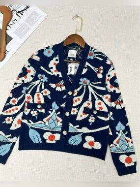 🚩steal CHANEL Navy Floral Knit Cardigan with Light Blue & Red Accents
